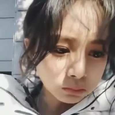 191103 - Tzuyu chewing