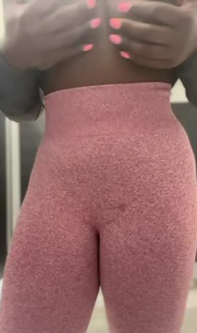 Shhhh…Don’t tell my trainer I was in the bathroom flashing you my cannons 🤫 🤐 💣 😈 💪🏿