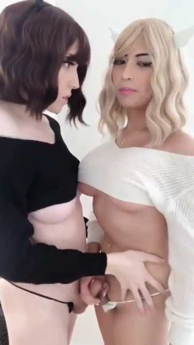 fucking look at these two cuties