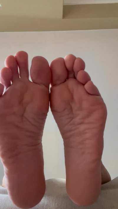 You can appreciate my soles and toes like this