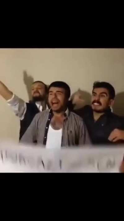Her gün ₺'nin değer kaybetmesi, konusu farketmeden her gün karşımıza çıkan şiddet haberleri, fahiş vergiler, saygı<wbr>sızlı<wbr>klar, elini kolunu sallaya sallaya gezen Atatürk düşmanları, takım tutar gibi siyasi parti tutanlar, sırf kendi çıkarı var diye haksızlı