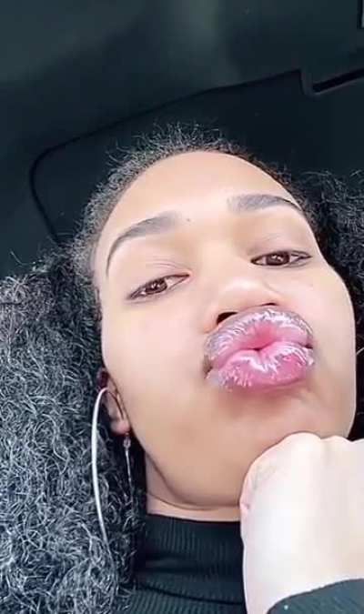 💋