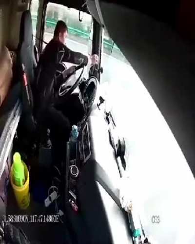暖心！大巴司机为刷抖音机智拯救一车乘客