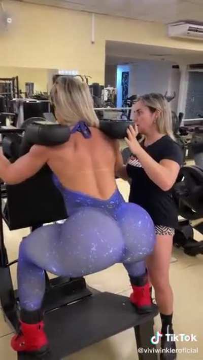 Vivi Winkler malhando até o c* fazer bico ;-)