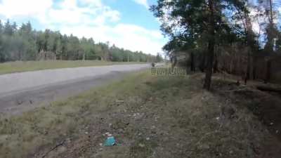 Intense footage of Ukrainian troops ambushing a Russian vehicle in the outskirts of Kreminna