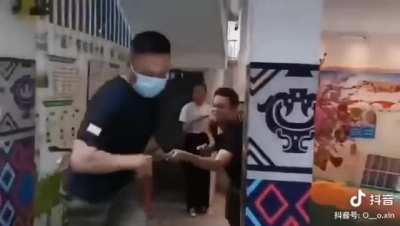 Учения в детском садике Китая. У них тоже много психов, которые периодически кромсают детишек. Но так как огнестрельное оружие получить ооочень тяжело, то психи нападают с холодным оружием.
