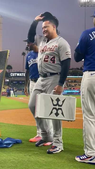 [Highlight] [Highlight] Dodgers players Miguel Rojas, J.D. Martinez, David Peralta and Brusdar Graterol present Miguel Cabrera with a framed Hollywood Walk-of-Fame star