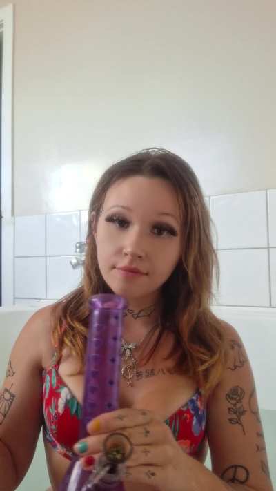 Kiwi stoner girl in the bath💗