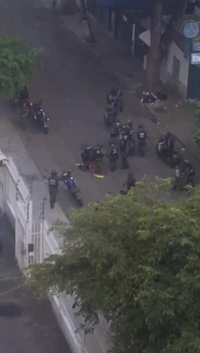 Venezuelan police!! Jamás podremos perdonar ni justificar este tipo de acciones. 
