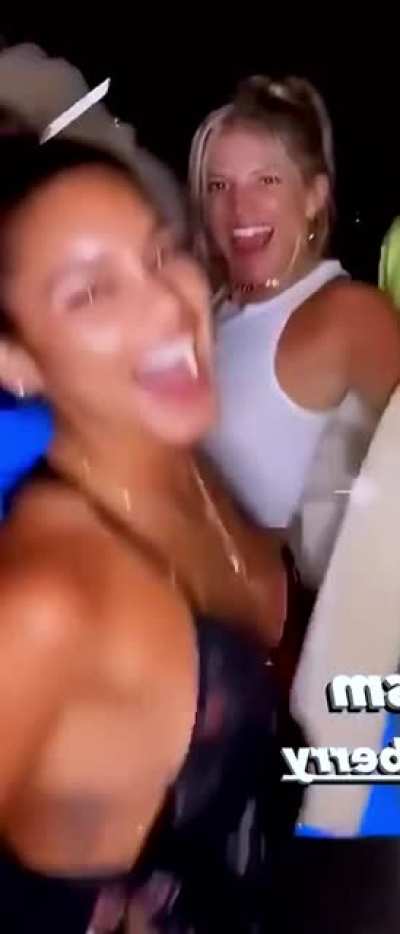 Tits n’ tongue