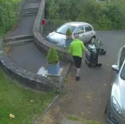 Deliveryman decided to just leave everything on the stairs