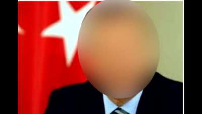 Sönmez gelişine giydiriyor