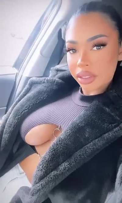 Side titty 🔥