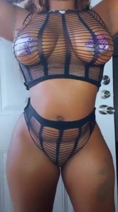“Do you like my body? (@who<wbr>.laya<wbr>a)”