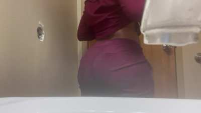 Sniff mama ass while she’s at work
