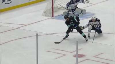 Eberles beautiful no look spinning back hand