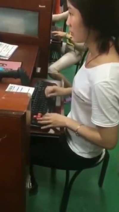 На Почту России бы таких сотру<wbr>днико<wbr>в