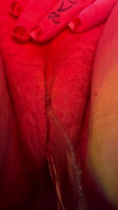 Watch my fat pussy 👅 pee 💦 on the toilet