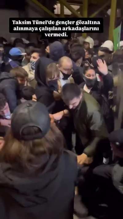 Protesters save friend from the riot police: Beyoğlu, Istanbul