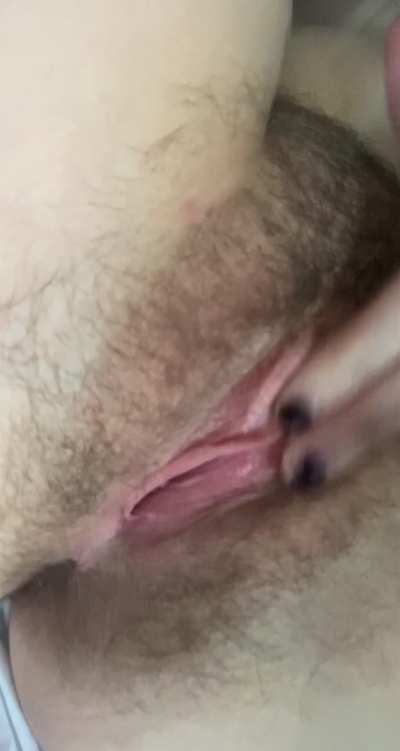 College slut fingers her hairy pussy