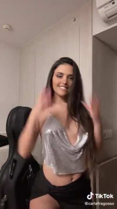 Wardrobe malfunction danger ‼️