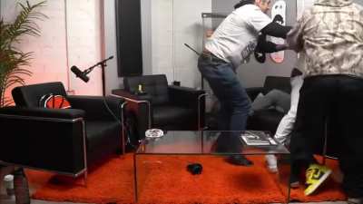 2 youtubers try do an interview