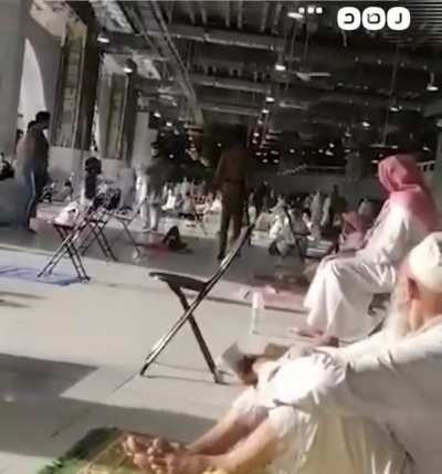 A guy starts chanting praises of ISIS in the middle of holy mosque in Mecca