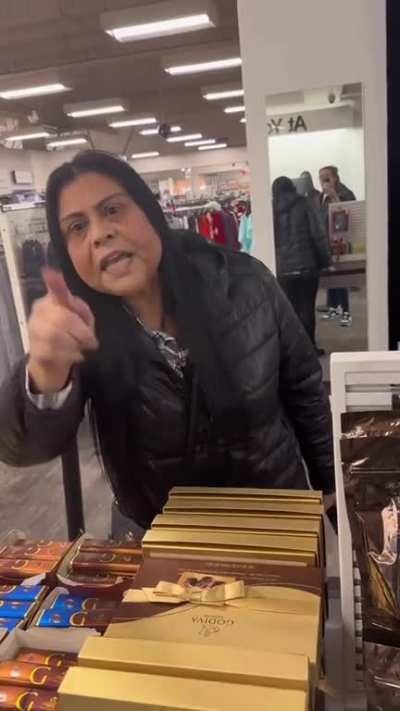 Woman insults White lady for dating Hispanic man
