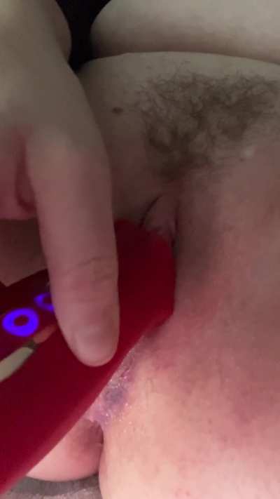 Soccer Mom Satur<wbr>day--<wbr>edgin<wbr>g my needy wet pussy with a tongue toy