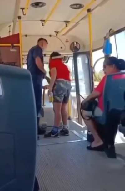 Una chica se subió al 504 con cerveza y cuando un policía la quiso bajar se le plantó