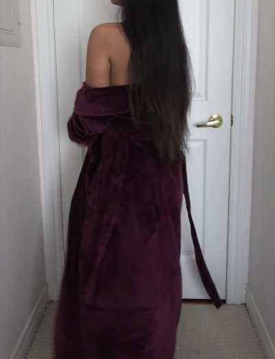 [GIF] I bet you'll fall in love before my robe hits the ground!