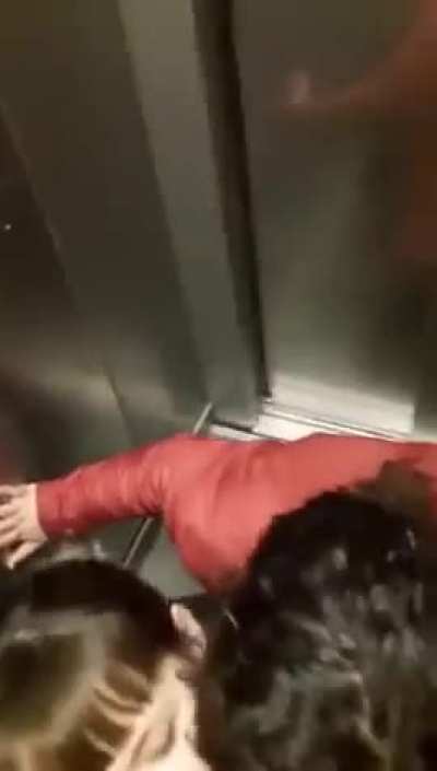 Going all out in the elevator😳