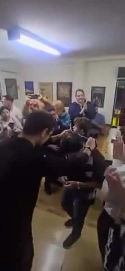 Peter Thiel actuando normal luego de haber salido tercero en un torneo de ajedrez en el club Torre Blanca de CABA