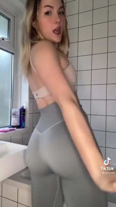 Love this pawg....
