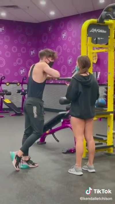 Girl interrupts guys workout to ask him out and gets a brutal reality check