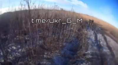 RU POV: An Ukrainian mortar crew abandon their position after one of them spots a drone
