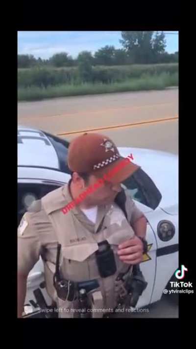 Guy gets pulled over while horse riding, gets asked for liscence and to 