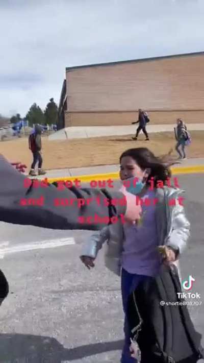 Dad surprised his daughter