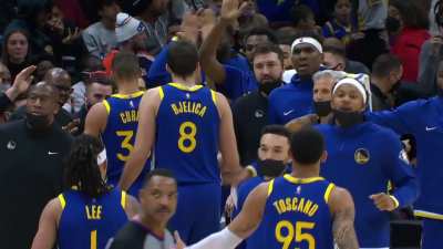 [Highlight] Curry finds Lee with a wraparound pass to tie the game at 81