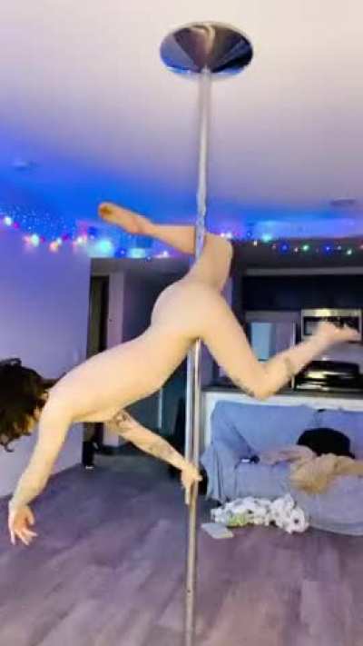 people were requesting some naked pole dancing, so I thought I’d finally share some! more is on my OnlyFans 💜 (link in comments)