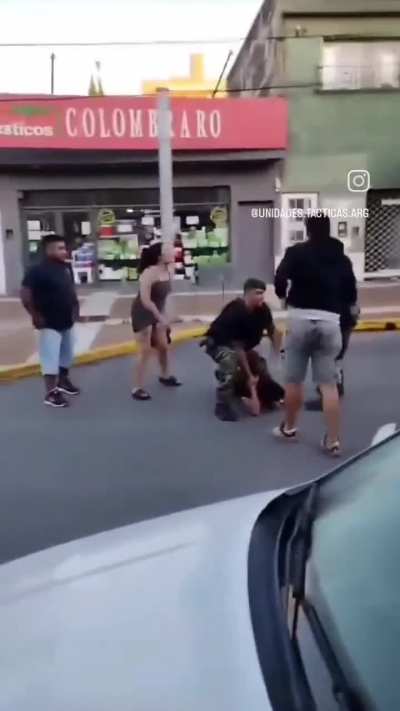 Le sustrae el arma reglamentaria a un policía