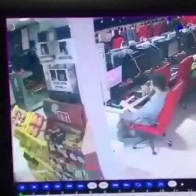 Yok abi yok, büyülü bu amk videosu. Bakın abartısız 50.kez izledim, hâlâ kahkaha atıyorum amk, bir de niye güldüğümü de bilmiyorum