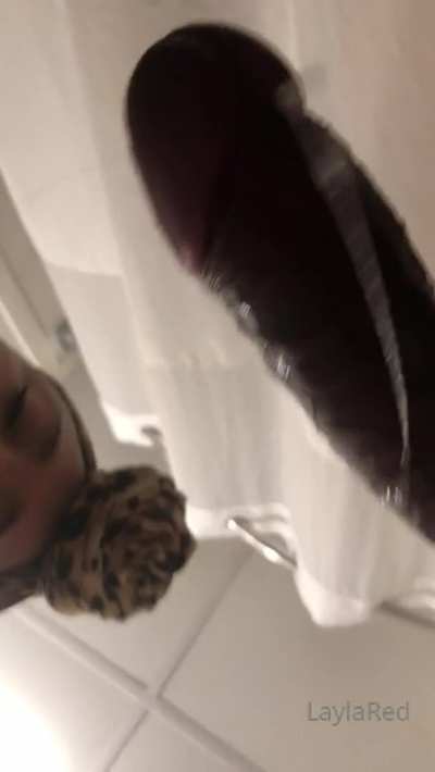Head in Washroom sitting on the commode🚽 More of her collection in comments 👌🏾👇🏾