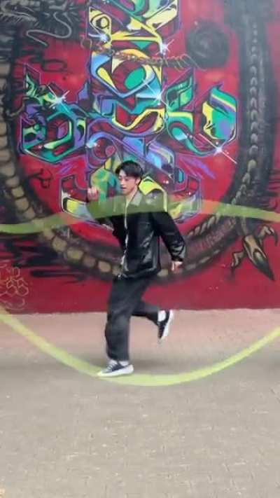 This guy jumping rope while hitting the music 🎶