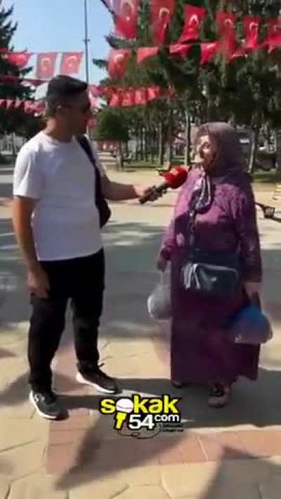 Teyze noktayı koymu<wbr>ş.

“<wbr>Bu kadar Suriyeli bakacağına inek bakaydı şimdiye eti bedava yiyorduk.”