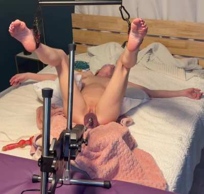 The Mrs’ points her toecurls during a hard fucking machine session
