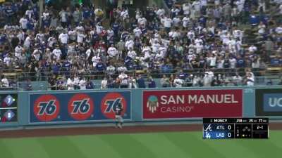 [Highlight] Muncy unleashes his 30th hellacious dong of the year.