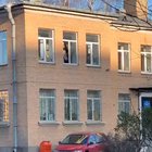 Detainee cuffed to a radiator heater makes an escape from a second floor of the police department. Yes it's Russia.
