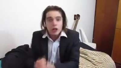 *Alguém xinga o Murilol no twitter* @defensordomuca imediatamente: