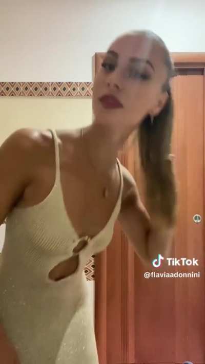 Compilation Flavia Donnini con i vestitini che ci mostra il suo culon<wbr>e🤤🙏🏻